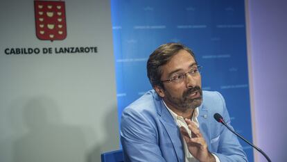 Pedro Sanginés, en una comparecencia ante la prensa en noviembre de 2018, cuando presidía el Cabildo de Lanzarote.