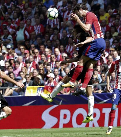 El defensa croata del Atlético de Madrid Sime Vrsalkjo (d) disputa un balón con el jugador del Sevilla Pablo Sarabia.