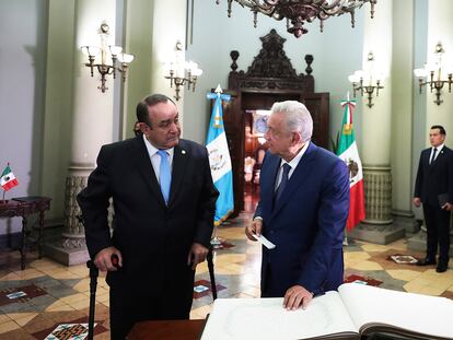 El presidente de México, Andrés Manuel López Obrador, junto a su homólogo guatemalteco, Alejandro Giammattei, en Ciudad de Guatemala, el 5 de mayo de 2022.