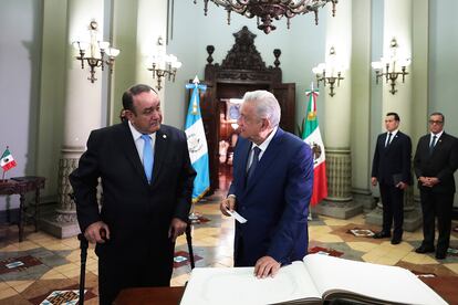 El presidente de México, Andrés Manuel López Obrador, junto a su homólogo guatemalteco, Alejandro Giammattei, en Ciudad de Guatemala, el 5 de mayo de 2022.