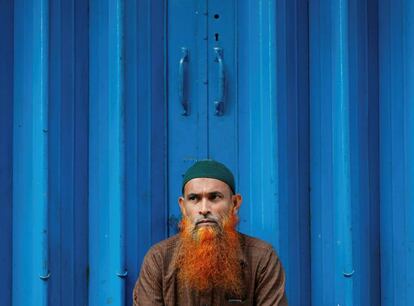 Un hombre espera en la puerta de un mercado en Colombo (Sri Lanka).