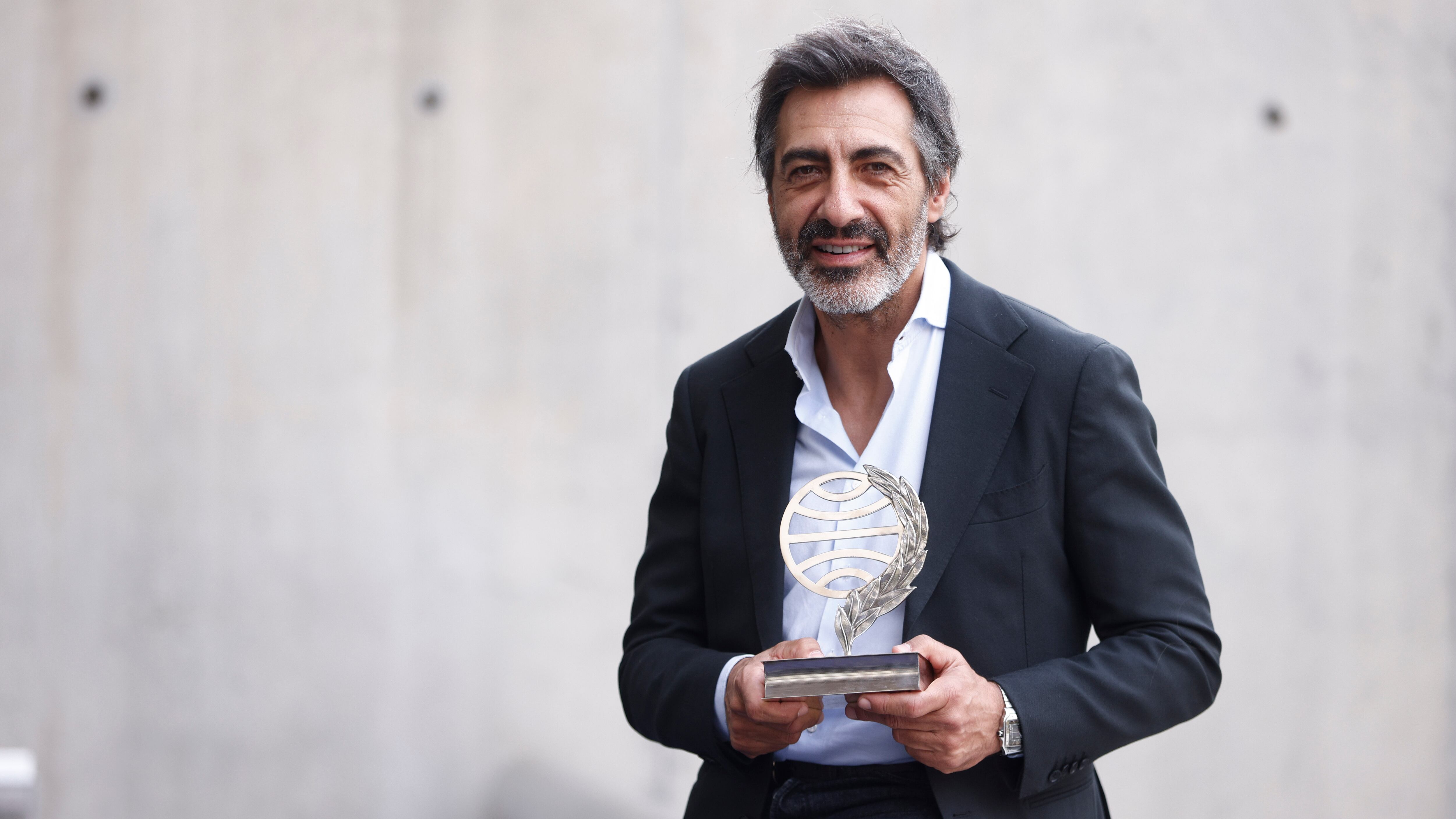 El escritor Juan del Val, ganador del 74º Premio Planeta con la novela 'Vera, una historia de amor', en Barcelona con el galardón.