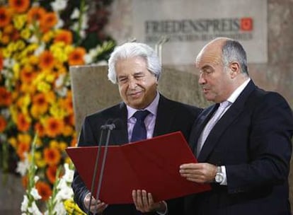 Saul Friedl?nder, a la izquierda, recibe el Premio de la Paz de manos de Gottfried Honnefelder.