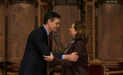 El presidente del Gobierno, Pedro Sánchez y la alcaldesa de Barcelona, Ada Colau, en 2020.