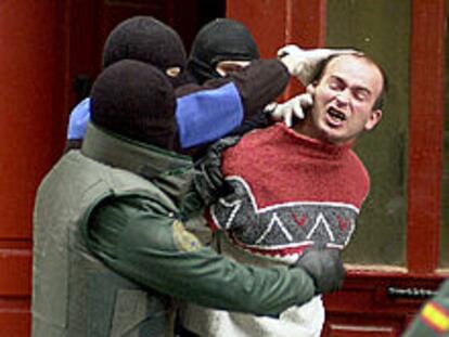 Miembros de la Guardia Civil detienen a uno de los miembros del comando Nafarroa.