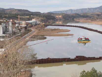 Trabajos de descontaminación del pantano de Flix