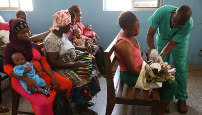 Saidu Kay Sesay vacuna a varios niños en el hospital infantil Princess Christian de Freetown, Sierra Leona, en marzo de 2015.