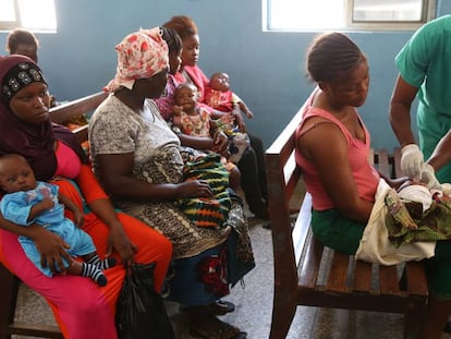 Saidu Kay Sesay vacuna a varios niños en el hospital infantil Princess Christian de Freetown, Sierra Leona, en marzo de 2015.