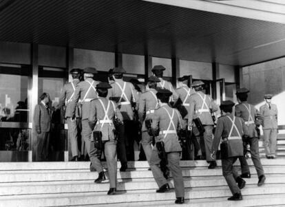 Un grupo de guardias civiles a las puertas de la Ciudad Sanitaria La Paz, en Madrid, donde Franco se encontraba hospitalizado desde primera hora de la tarde de aquel día.