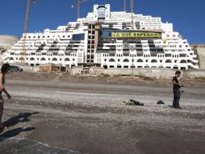 Bañistas pasan por delante del hotel en 2011.