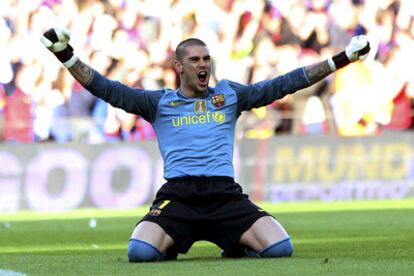 Víctor Valdés festeja un gol del Barça contra el Valladolid.