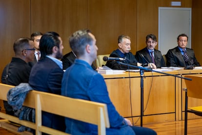 Rafael Amargo, el productor Eduardo de Santos, el socio de Amargo, Miguel Ángel Batista, y el abogado de Amargo, Marcos García Montes, en la Audiencia Provincial de Madrid.