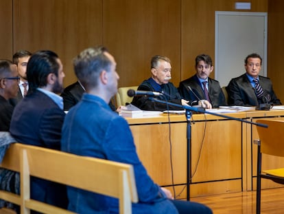 Rafael Amargo, el productor Eduardo de Santos, el socio de Amargo, Miguel Ángel Batista, y el abogado de Amargo, Marcos García Montes, en la Audiencia Provincial de Madrid.