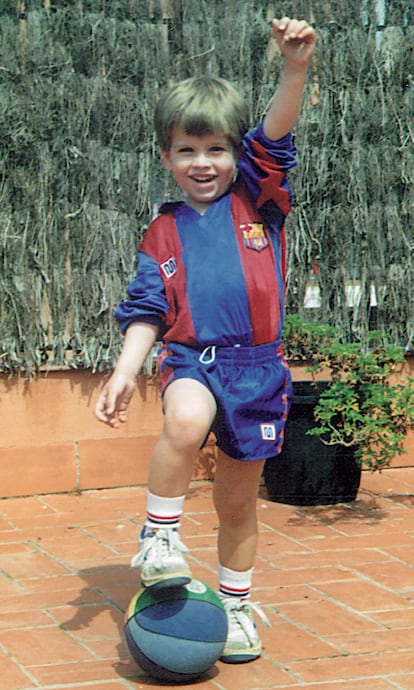 En la imagen, Gerard Piqué, futbolista del Barcelona y de la selección española, vestido con la equipación del club catalán cuando era niño. "Siempre he dicho que después del Barça no habría otro equipo, y así será. Este sábado será mi último partido en el Camp Nou", ha anunciado por sorpresa el central del Barça este jueves por la tarde en un vídeo emotivo que ha colgado en sus redes.