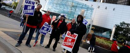 Varios empleados de GM, en huelga, protestan delante de la sede del grupo, en Detroit.