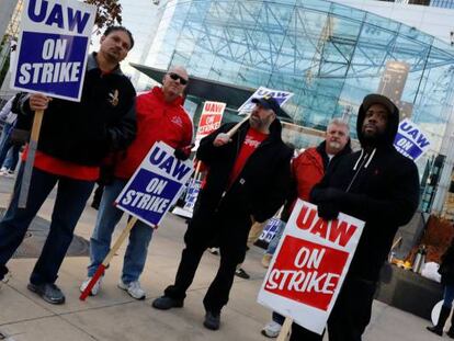 Varios empleados de GM, en huelga, protestan delante de la sede del grupo, en Detroit.