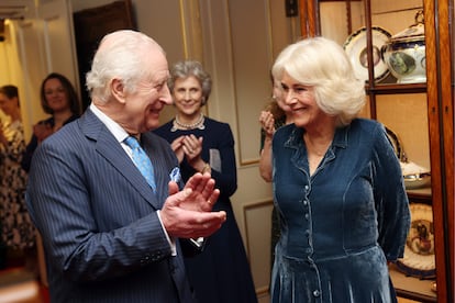 Los reyes Carlos III y Camila durante una recepeción en Clarence House (Londres), el 25 de marzo de 2025.