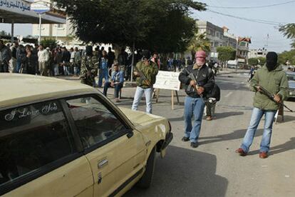 Milicianos de Al Fatah bloquean una calle llena de edificios públicos en la aldea de Deir el-Balah.