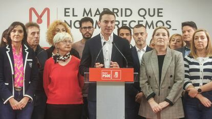 El secretario general del PSOE-M, Juan Lobato, tras una reunión extraordinaria de la Comisión Ejecutiva Regional para mostrar su total respaldo a Pedro Sánchez, el 25 de abril.