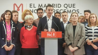 El secretario general del PSOE-M, Juan Lobato, tras una reunión extraordinaria de la Comisión Ejecutiva Regional para mostrar su total respaldo a Pedro Sánchez, el 25 de abril.