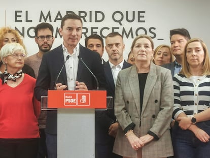 El secretario general del PSOE-M, Juan Lobato, tras una reunión extraordinaria de la Comisión Ejecutiva Regional para mostrar su total respaldo a Pedro Sánchez, el 25 de abril.