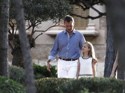 El Rey Felipe VI y la princesa Leonor durante el posado de la Familia Real en los jardines del Palacio de Marivent, en Palma. 