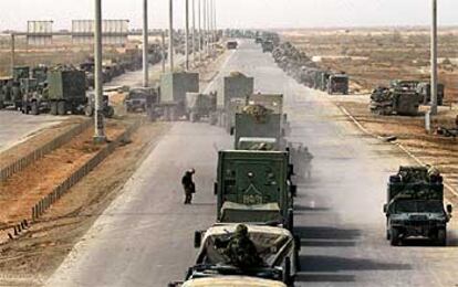Un convoy militar estadounidense avanza en dirección a Bagdad por la carretera que une la capital con la localidad de Ad Diwaniyah.