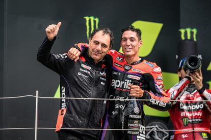 Romano Albesiano junto a Aleix Espargaró en el podio tras el GP de Silverstone el 6 de agosto de 2023.