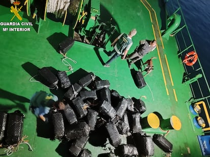 La Guardia Civil ha intervenido 1.300 kilos de cocaína a bordo de un portacontenedores localizado a 40 millas de la Bahía de Cádiz.