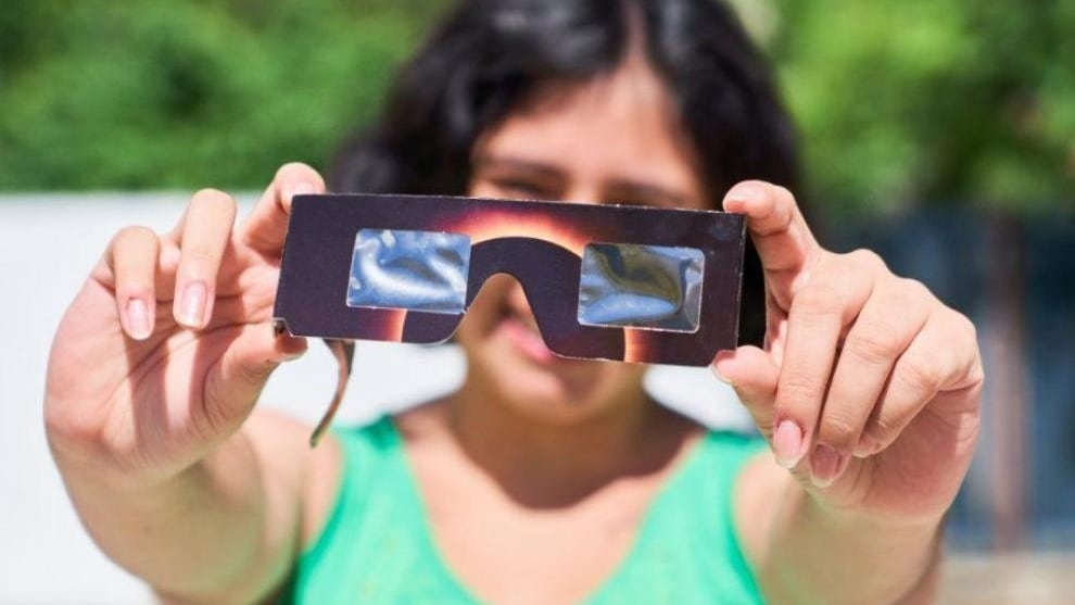 Gafas para ver el eclipse solar del 12 de agosto: todo sobre su uso correcto