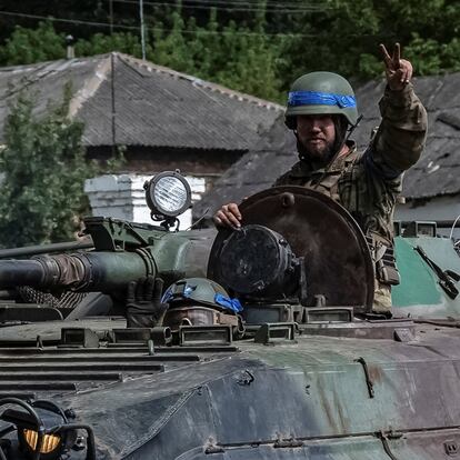 Ukrainian servicemen ride a BMP-1 infantry fighting vehicle, amid Russia's attack on Ukraine, near the Russian border in Sumy region, Ukraine August 10, 2024. REUTERS/Viacheslav Ratynskyi