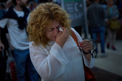 Paquita González llora mientras espera noticias de su tren tras pasar toda la noche en la estación de Sants de Barcelona, este martes.