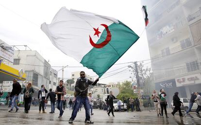 Un manifestante agita una bandera argelina durante una manifestación frente a la embajada de los EE UU.