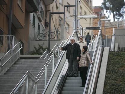 Unos vecinos utilizan las nuevas escales mecánicas de La Teixonera. 