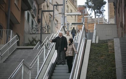 Unos vecinos utilizan las nuevas escales mecánicas de La Teixonera. 