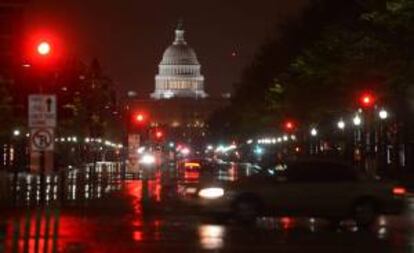 Vista del Capitolio tras el paso del ciclón tropical "Sandy" en Washington (Estados Unidos).