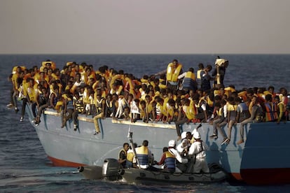 Voluntarios de una ONG partaicipan en el rescate de migrantes en peligro de naufragio.