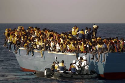 Voluntarios de una ONG partaicipan en el rescate de migrantes en peligro de naufragio. 