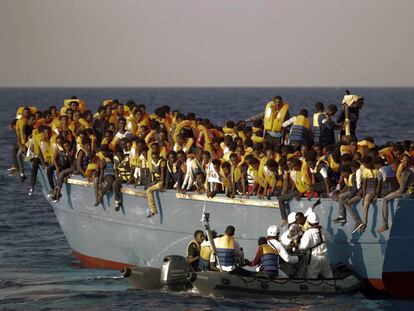 Voluntarios de una ONG partaicipan en el rescate de migrantes en peligro de naufragio. 