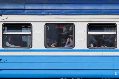 Decenas de ciudadanos ucranios cruzan en tren desde Ucrania a Polonia, el jueves, por Medyka.