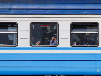 Decenas de ciudadanos ucranios cruzan en tren desde Ucrania a Polonia, el jueves, por Medyka.
