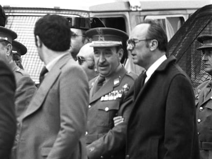 El general Alfonso Armada, llevado del brazo por el gobernador civil de Madrid, Mariano Nicolás García, a su salida del Congreso el 24 de febrero de 1981 tras el fracaso del golpe de Estado.