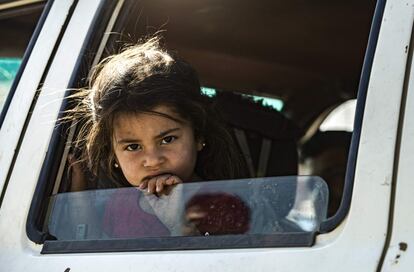 Según un comunicado de la administración semiautónoma kurda, "la situación de los desplazados internos ha empeorado en las zonas afectadas por la agresión (turca), con el cese total de la ayuda humanitaria, el cese de las actividades de todas las organizaciones internacionales y la retirada de sus empleados". En la imagen, una niña siria huye con su familia de la ciudad de Ras al-Ain, en el norte de Siria, el 15 de octubre de 2019.