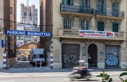 Una pancarta, en una finca de la calle de Aragó de Barcelona, cercana a la Sagrada Familia, protesta contra las expropiaciones que podrían suponer los planes del templo.