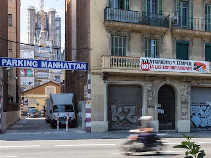 Una pancarta, en una finca de la calle de Aragó de Barcelona, cercana a la Sagrada Familia, protesta contra las expropiaciones que podrían suponer los planes del templo.