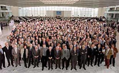 Foto de familia de la plantilla y colaboradores de EL PAÍS en la reunión de ayer.