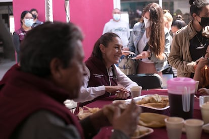 Claudia Sheinbaum, desayuna con beneficiarios del programa de Sustitución de Vivienda de Tacubaya Sur, antes conocida como Ciudad Perdida.