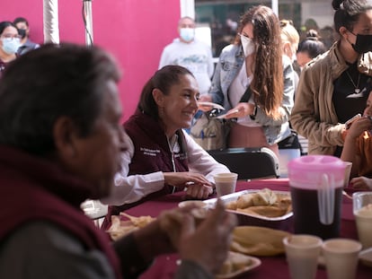 Claudia Sheinbaum, desayuna con beneficiarios del programa de  Sustitución de Vivienda de Tacubaya Sur, antes conocida como Ciudad Perdida.