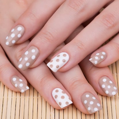 Artículo de EL PAÍS Escaparate sobre la tendencia de manicura con lunares