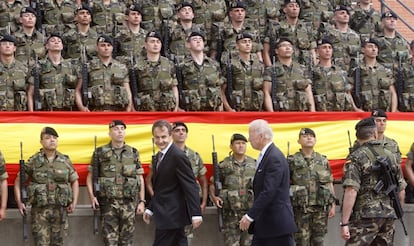 El presidente del Gobierno, José Luis Rodríguez Zapatero y el vicepresidente de Estados Unidos, Joe Biden, realizan un homenaje a los caídos durante la visita a los militares de la Brigada Paracaidista (Bripac) en Paracuellos del Jarama (Madrid), en 2010. 